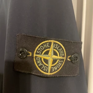 Stone Island sommar jacka - Storleken är ish L-XL kan även passa XXL, fint skick 6/10 då Scan koden åkt. ÄKTA dock.