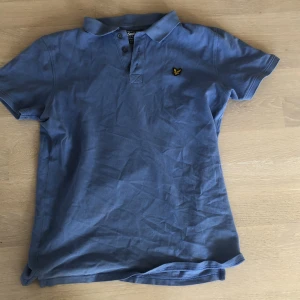 Lyle & scott pikétröja  - Hej! Jag säljer denna pikétröja som jag har fått i julklapp. Skick på den är 8/10.