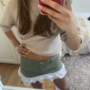 lågmidjad kort jeans kjol med volang - Säljer min sjukt söta jeans kjol med volang!!!💞💞 den är lågmidjad och perfekt längd i militärgrön med vit volang🥰🥰de va tidigare shorts som sytts om till kjol 🙌klicka INTE på köp nu eftersom att de endast är en intressekoll! Buda gärna 🙌🙌