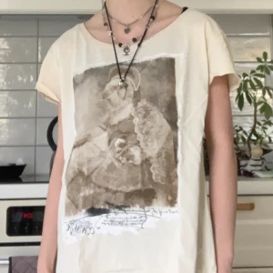 Fancy fågel tröja  - Söt fågel med fancy kläder t-shirt :D✨ Storlek L men skulle säga att den är liten i storleken 🩷 skriv gärna vid frågor 🥰