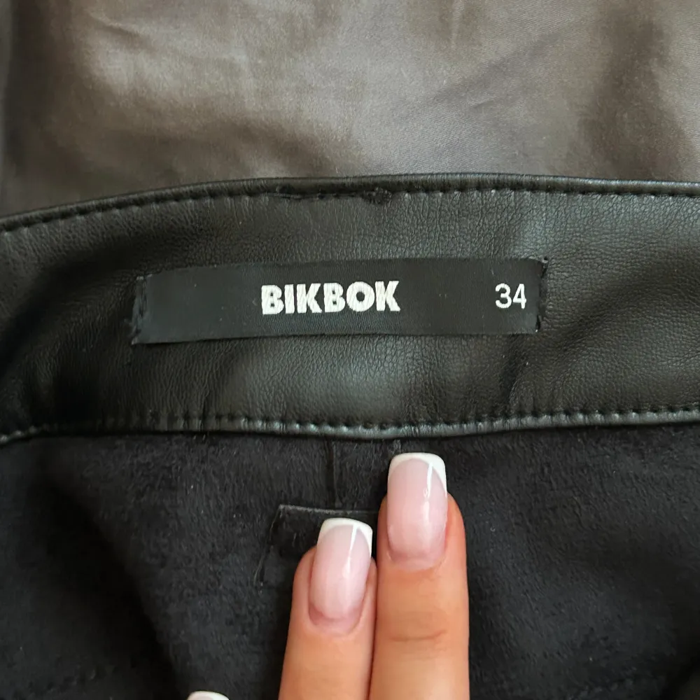 Lågmidjade skinnbyxor från bikbok. Dom är väldigt mjuka och stretchiga, kan dock inte använda då dom är för små🖤. Jeans & Byxor.