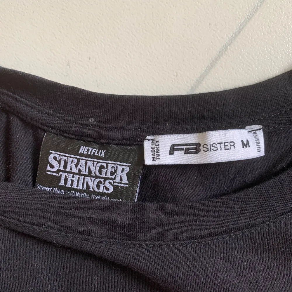 Stranger things merch kortärmad tröja i storlek M 🖤✨ knappt använd ⭐️ skriv gärna vid frågor och föreslå gärna pris☺️🫶. T-shirts.