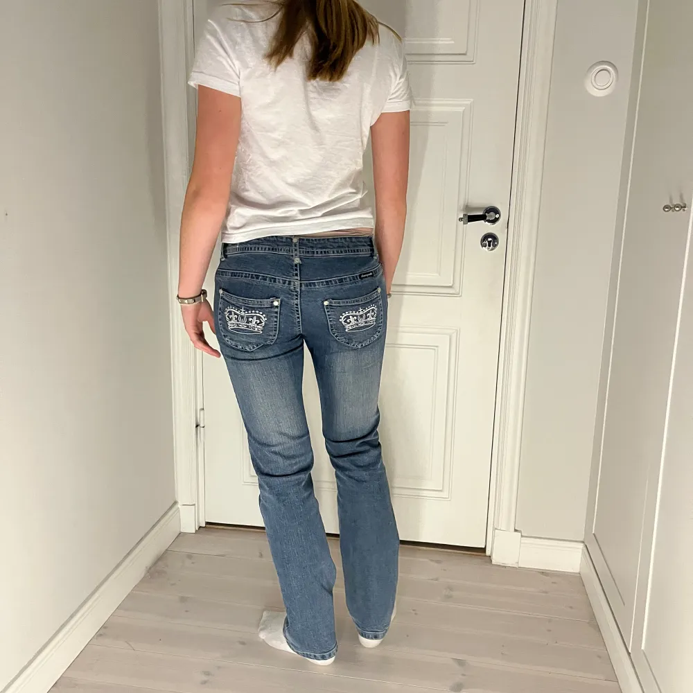Ett par skit snygga low waist heart quake jeans! 💕Absolut inga dissefekter och passar storlek 34-36. Skriv vid frågor eller om ni vill köpa!❤️(är inte sålda). Jeans & Byxor.