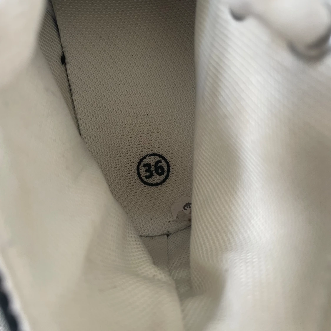 Höga svarta liknande converse - 92