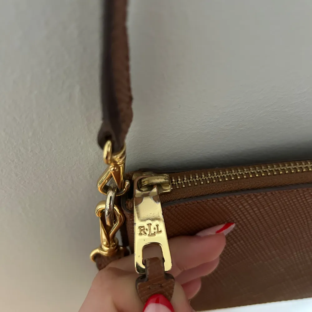 Jätte fin äkta Lauren Ralph Lauren väska i jättefint skick lite rostig på guldhandtaget visar bild🩷 ungefär 2000 kr orginalpris 🩷. Väskor.
