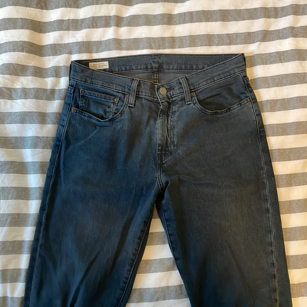Säljer nu mina jätte snygga Levis jeans eftersom dem kommer inte till användning. Storleken är W32 L36 och passformen är slim fit. Dem har används ett fåtal gånger och är i väldigt bra skick. Om ni har några frågor så va inte rädd att ställa dem!. Jeans & Byxor.