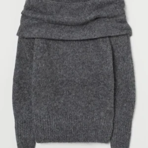 HM Off shoulder - Jättefin stickad tröja från HM, knappt använd så jättefint skick!!💗