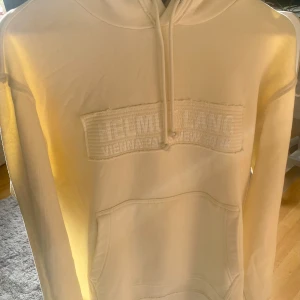 Helmut Lang hoodie - En slutsåld Helmut Lang trapunto hoodie i färgen cream som säljs pågrund av att den ej passar. Den är i nyskick då den endast används två gånger inomhus. Nypriset ligger runt 3000 men som sagt är den slutsåld.Priset kan diskuteras vid snabb affär🙌