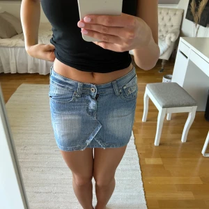 Jeanskjol  - Säljer denna super snygga jeanskjol som är vintage och lågmdijad💕passar bra på mig som brukar ha storlek 34 i kjolar och nyxor 