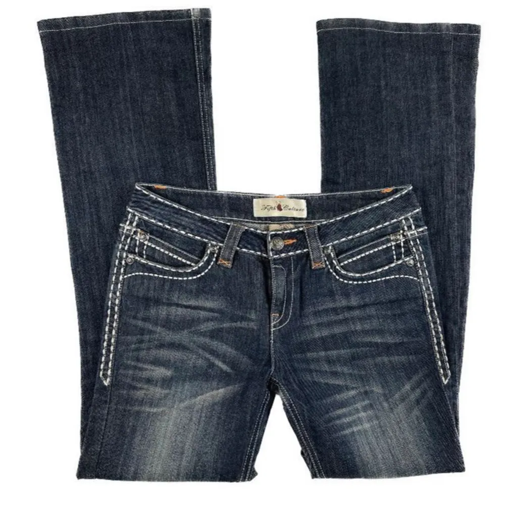 Har inga bättre bilder av dem men de är bootcut. Bild 2 är nästan identisk till byxorna. Kommer sälja dessa ganska ”billigt” till vad de faktisk kostar. Dessa kostar runt 2000kr (Kolla gärna in min profil säljer ett par andra superfina märkes byxor). Jeans & Byxor.