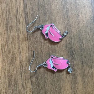 Rolling Stones örhängen  - Aldrig använda. Endast Swish. Skriv till mig vid intresse 