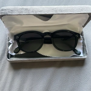 Solglasögon - Riktigt feta sol brillor. Nyskick är dem i. 