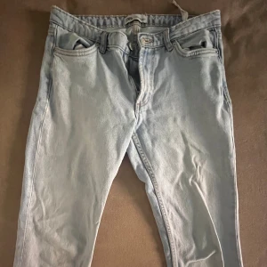 Bootcut jeans - Ljusblå lowwaist bootcutjeans ifrån zara!💗Lite slitningar längst ner pga att de är lite långa på mig men annars bra skick!