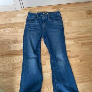 Bootcut jeans Levis strl 30. Andvända väldigt få antal gånger. Köpt för ungefär 800 kr. Pris kan diskuteras 