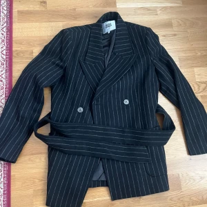 Twist & tango kavaj - Superfin oanvänd jacka med skärp från twist & tango. Köpt på rea för 1 520 ord pris 3 799! I en ullblanding, så lagom tunn för vår/sommarkväll. 