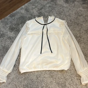 Blus från Lindex  - Skick bra