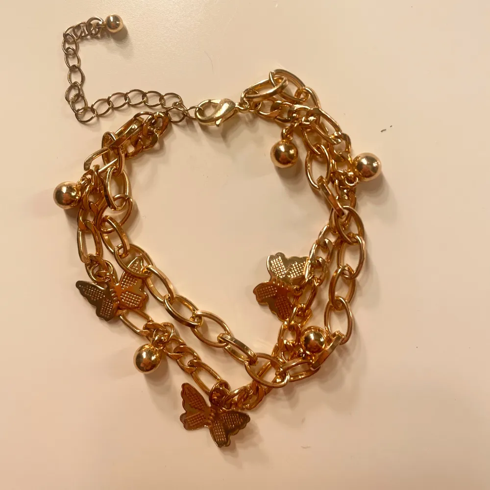 Superfint guld armband med små fjärilar 🦋🌸💞. Övrigt.
