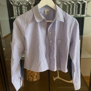 Skjorta Nelly - Croppad skjorta från Nelly trend, stl 36 lite oversize. fint till blåa jeans och vit topp 🌞 Helt ny!