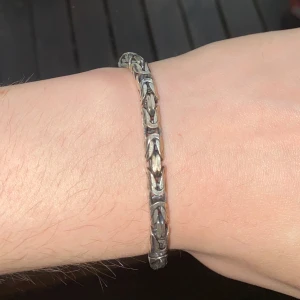Armlänk i äkta silver  - Oxiderad kejsarlänk i äkta silver. Längd 21 cm. Nypris 1700. Köpt från guldfynd. Skicket är perfekt.
