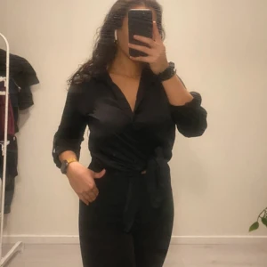 Svart blus - Från SHEIN, använt 1 gång