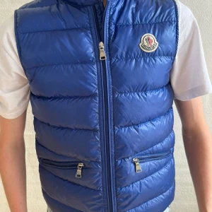 Moncler Gui Gilet väst! - Tjena! Säljer denna feta Moncler västen😍. Den är i dunder skick. Den är givetvis äkta! Modellen är 166.5 och "slim" om ni undrar. Om ni har några funderingar så skriv bara! Nypris:7-8 tusen. Mitt pris:2500. Fraktas gärna via Instabox. OBS! Fast pris