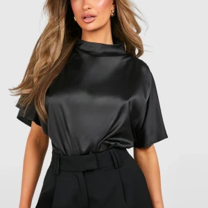 Svart blus  - Helt ny, prislappen sitter fortfarande kvar