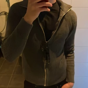 East west stickad tröja med dragkedja  - Storlek M, asbra skick, nästan aldrig använd, nypris: 1199kr