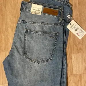 Säljer de här Hampton Republic jeansen i storlek 33/32 för 200 kr i superfin skick och utan defekter. Skriv om minsta funderingar! 🔥👖