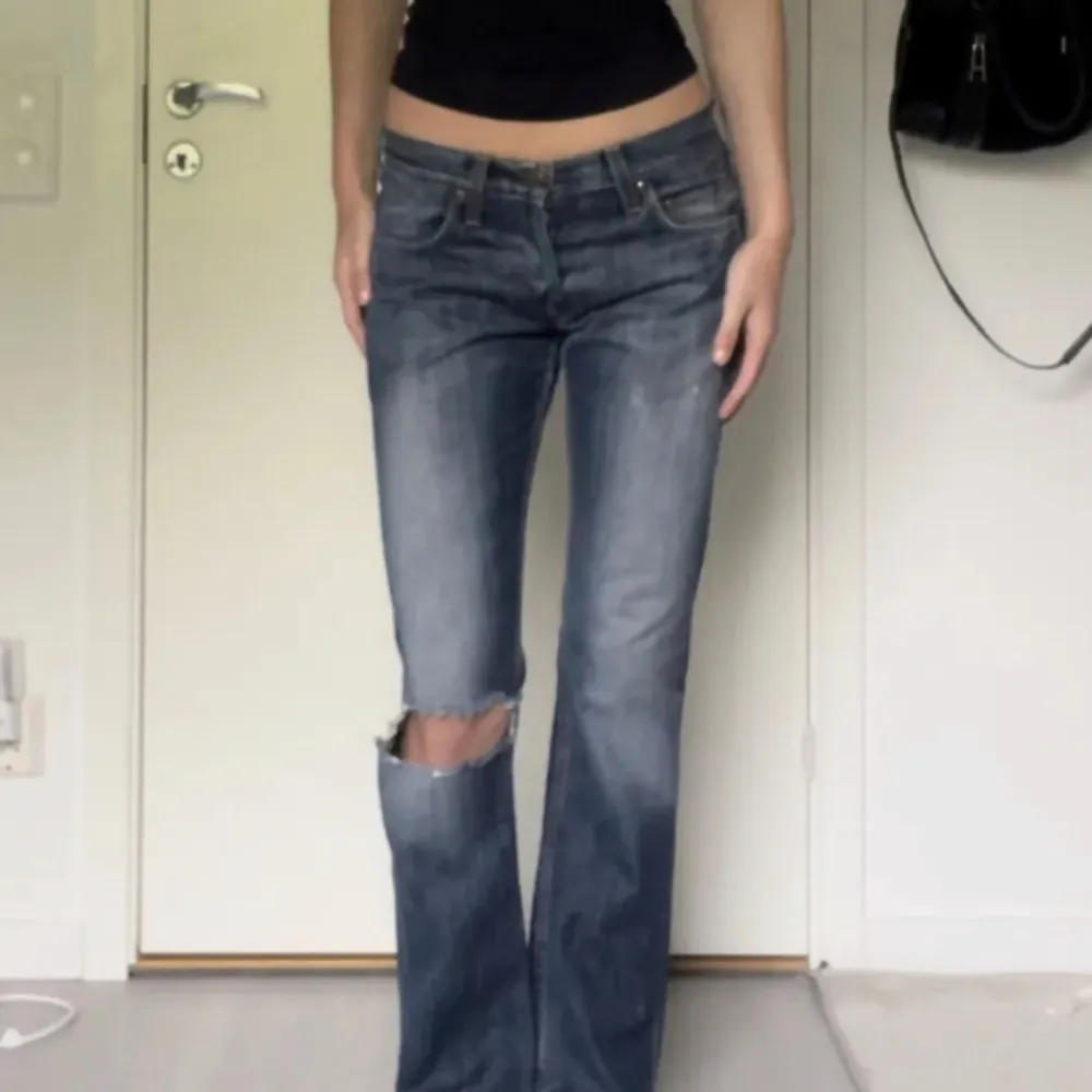 Jätte snygga utsvängda jeans med hål i knät. Jag är 170 cm och de sitter perfekt i längd. Lånad bild! W29 L32. Jeans & Byxor.