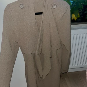 Kappa object beige strlk S - Oanvänd kappa i storlek S från object. Nypris 599kr. Säljer pga för liten. Köparen står för frakt 