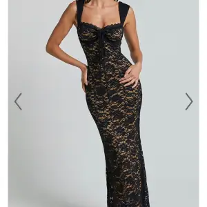 Söker denna klänning från showpo. Om någon har den i storlek 36 eller 38 och skulle vilja sälja hör av dig till mig så kan vi diskutera pris 💖