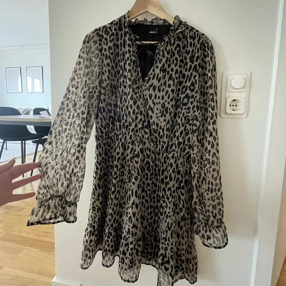 Leopardklänning från Gina. Aldrig använd, inte min stil. Stl:36. Klänningar.