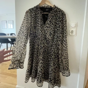 Klänning - Leopardklänning från Gina. Aldrig använd, inte min stil. Stl:36