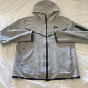 Nike tech - 100% riktig nästan aldrig använd inga defekter skick 9/10 det är bara fråga om du undrar något priset kan gå att diskuteras Storlek S