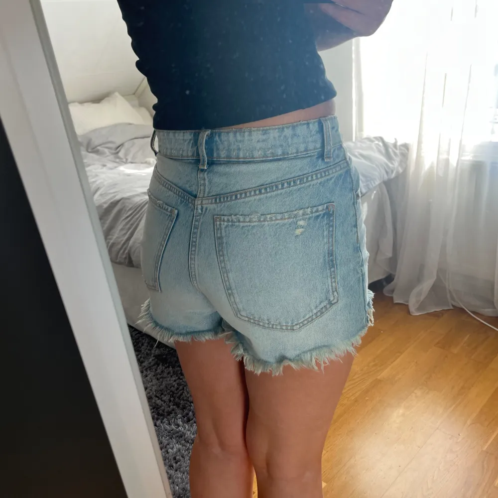 Helt nya jeansshorts från ZARA. Använda 1 gång. Säljer för att de är lite för små för mig. Nyskick! Zaras storlekar är små, dessa shorts sitter som Small/36. Köpta för 329kr. 💙. Shorts.