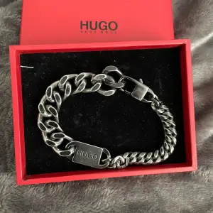 Säljer ett nytt Hugo boss armband i färgen mörk silver. Stainless steel Låda medföljer  Nypris = 800Sek