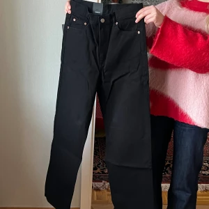 DR DENIM ECHO - Svarta DR DENIM ECHO som är helt nya med lapparna kvar, 250/par så PMa mig så löser jag en specifik annons med din storlek.  Finns i följande storlekar: 26x32 27x32 27x34 28x32