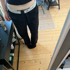 DICKIES w34 - Fina dickiesbyxor i storlek w34, skulle uppskatta längden till typ 30-32. Fint skick, knappt använda!! 