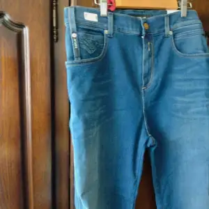 Helt nya Replay hyperflex jeans. Har aldrig används innan och kommer med prislapp. Nypriset är ca 1600 kr. Mitt pris är 499kr. Storlek 29W/32L