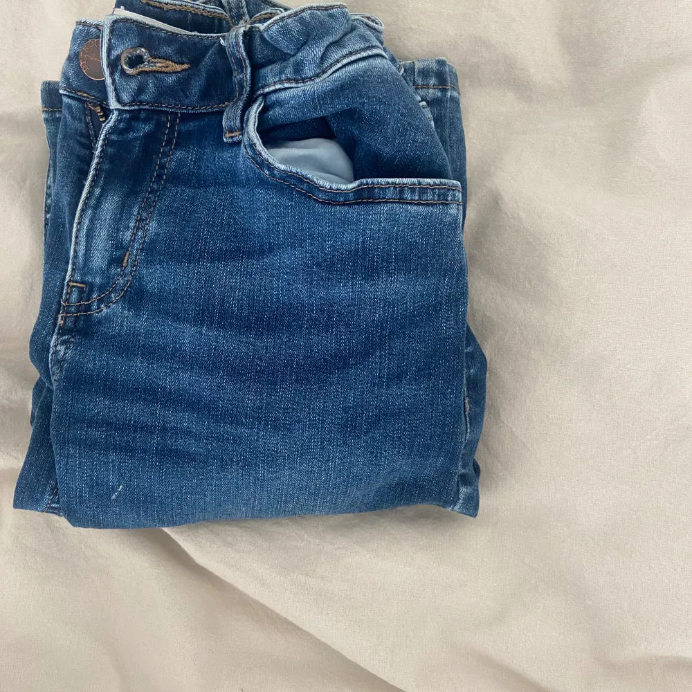 Säljer dessa fina jeans då de har blivit för korta . Jeans & Byxor.