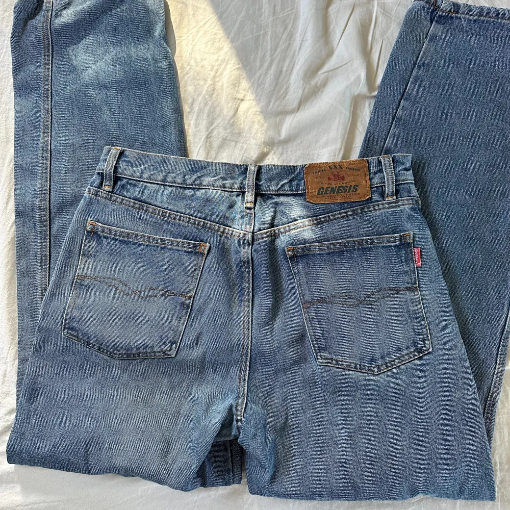 Ett par fina jeans köpta på humana som inte kommer till användning, nästan helt nyinköpta! Storleken står ej men skulle gissa på 38-40 beroende på hur man vill att passformen ska vara. Jeans & Byxor.