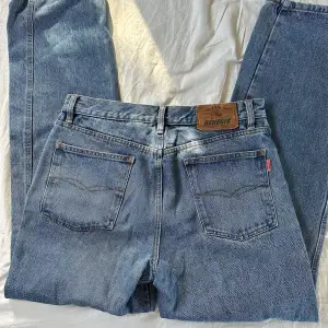 Ett par fina jeans köpta på humana som inte kommer till användning, nästan helt nyinköpta! Storleken står ej men skulle gissa på 38-40 beroende på hur man vill att passformen ska vara
