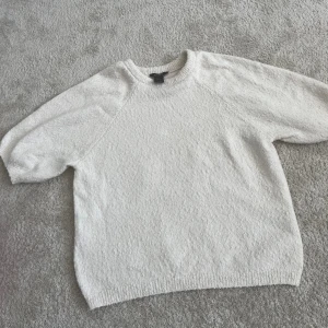 Kortärmad stickad tröja - Jätte gullig stickad topp från Lindex! Den har cool ”bubblig” textur och är helt oanvänd. 💕 den är i storlek S men passar även xs och m💕 köpte för 400 kr och den är som sagt oanvänd 
