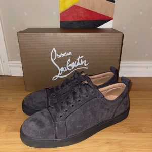 Christian Louboutin Skor - Säljer dessa extremt eftertraktade och stilrena skor för ett oerhört bra pris jämt emot skicket samt ny priset. Skicket är 9/10 så dom knappt är använda och är som nya ungefär.🤩 Nypris: 8000kr || Mitt pris: 2699kr 🛒 (Pris kan diskuteras!)