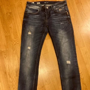 Armani jeans - Säljer dessa rikigt snygga Armani med naturliga slitningar som är trendigt  jeans i nyskick!🔥 Skick-10/10. Nypris-3000 Mitt pris-729💸 Storlek-32/32.Kom gärna med prisförslag och skriv i dom vid funderingar! Skulle kunna gå ner i pris vid snabb affär!