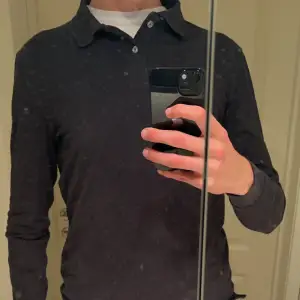 En långärmad piké tröja i färgen grå och storlek s 