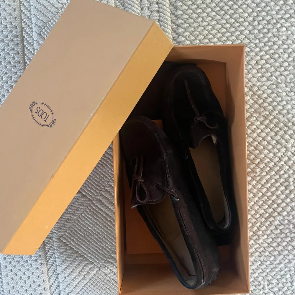 Ett par mörkbruna Tod’s loafers i storlek 6 us. Relativt använda, sulan sliten där bak på skon, lätt fixat hos skomakaren. Nypris ca 5000kr. Säljes i befintligt skick. . Kengät.