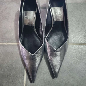 Zara klackar! Helt nya  - Helt nya zara klackar. Aldrig använt. Spetsig topp. Silver färg. Passar till allt. Storlek 41 