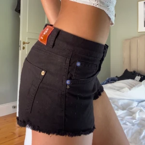 Lågmidjade jeansshorts - Lowwaist shorts från Bershka!! Svarta och helt i nyskick 🤩🤩