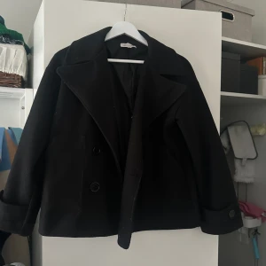 Svart kappa - Säljer min svara kappa ifrån Designbysi i storlek Xs/S🩷